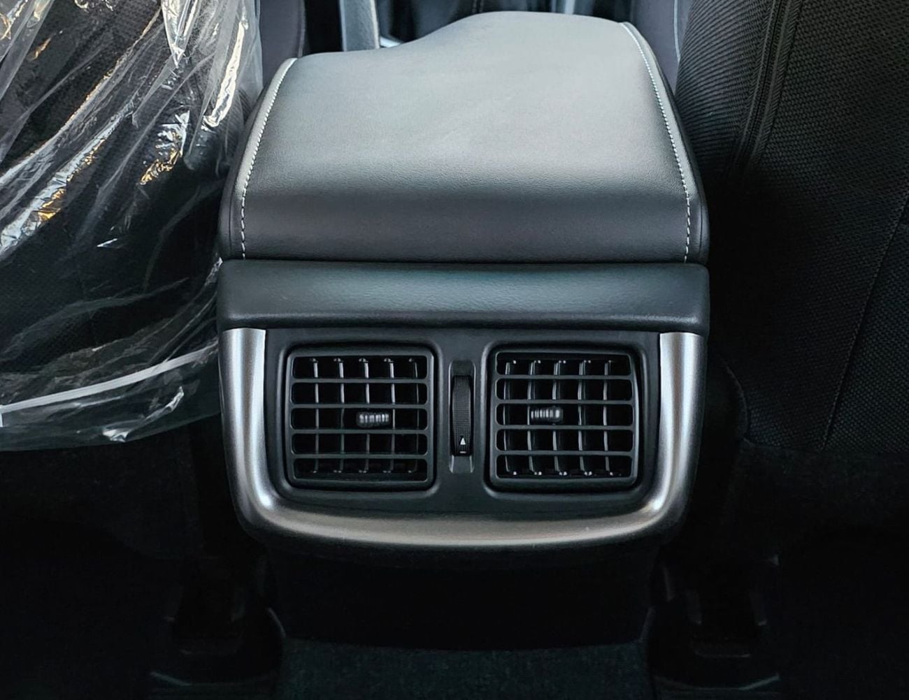 Toyota Hilux TOYOTA HILUX SR5 WIDE BODY || 2.7L PETROL V4 M/T 4WD | BLIND SPOT | WINDOW VISOR | REAR CAMERA | AUT