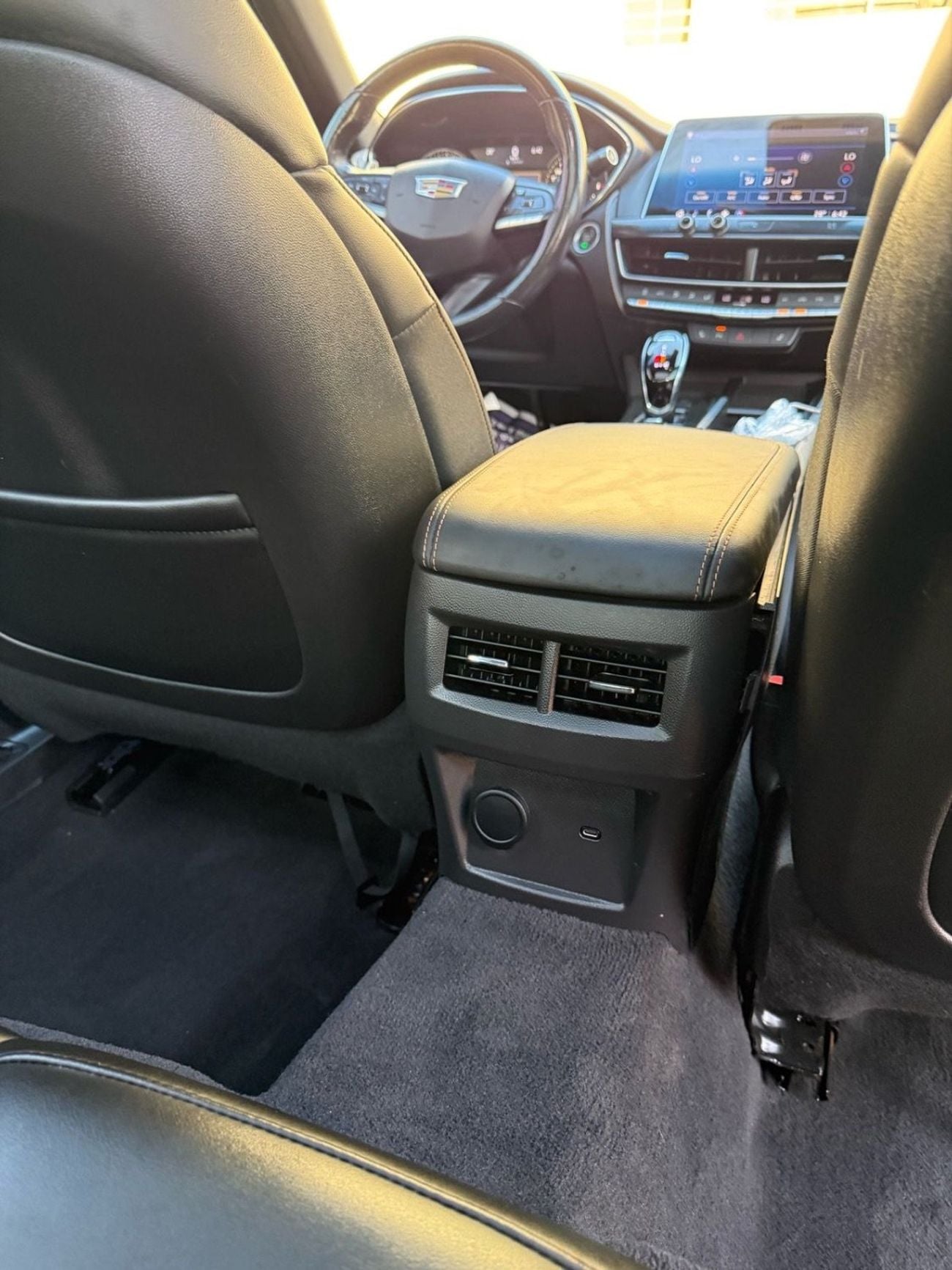 كاديلاك CT5 PREMIUM LUXURY مجهزة بالكامل بمواصفات كندية 2.0