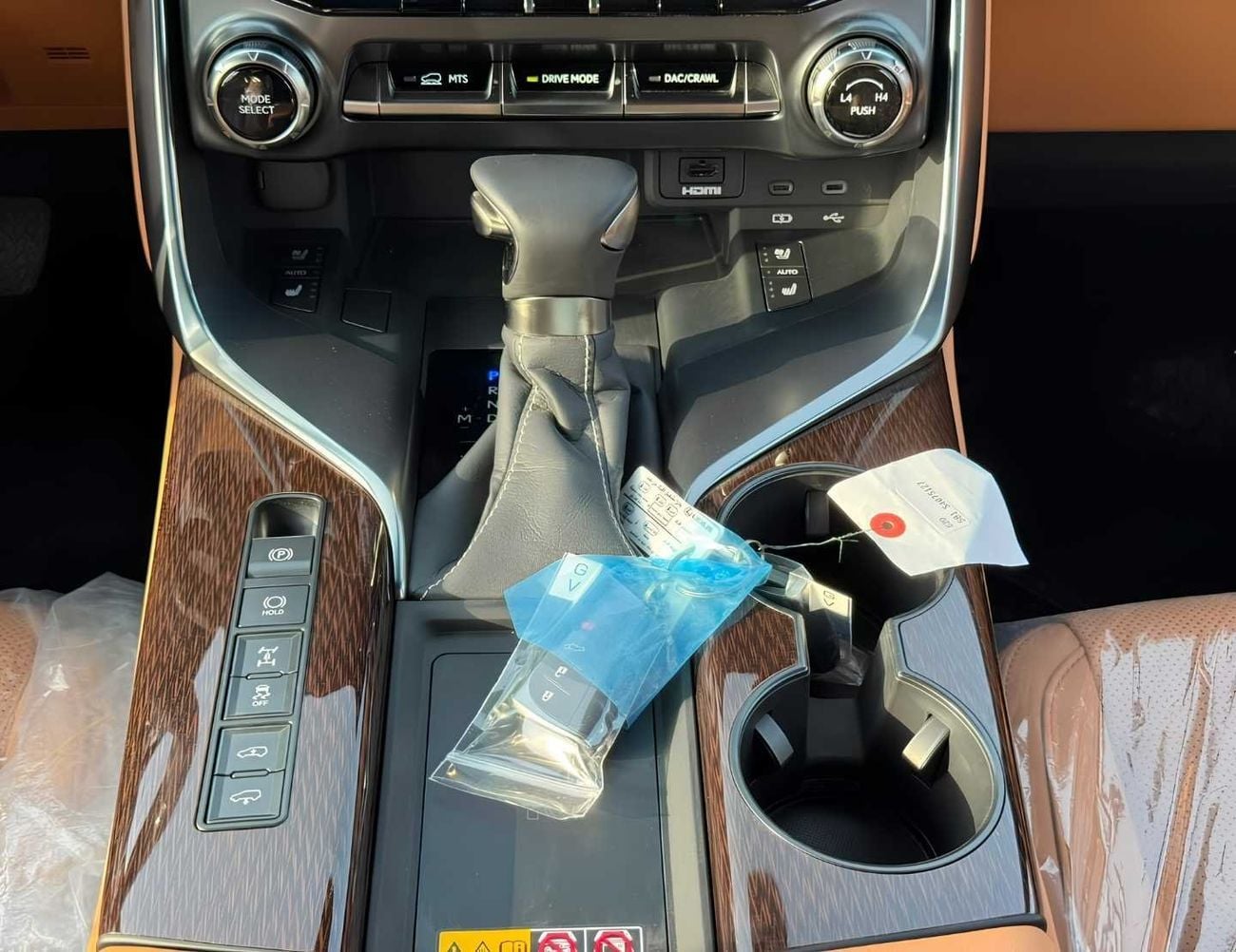 Lexus LX600 SIGNATURE TURBO SPORT || 3.5L PETROL V6 | RADAR | REAR ENTERTAINMENT SCREEN | LETAHER / SUNROOF (CODE # L6TSO)
