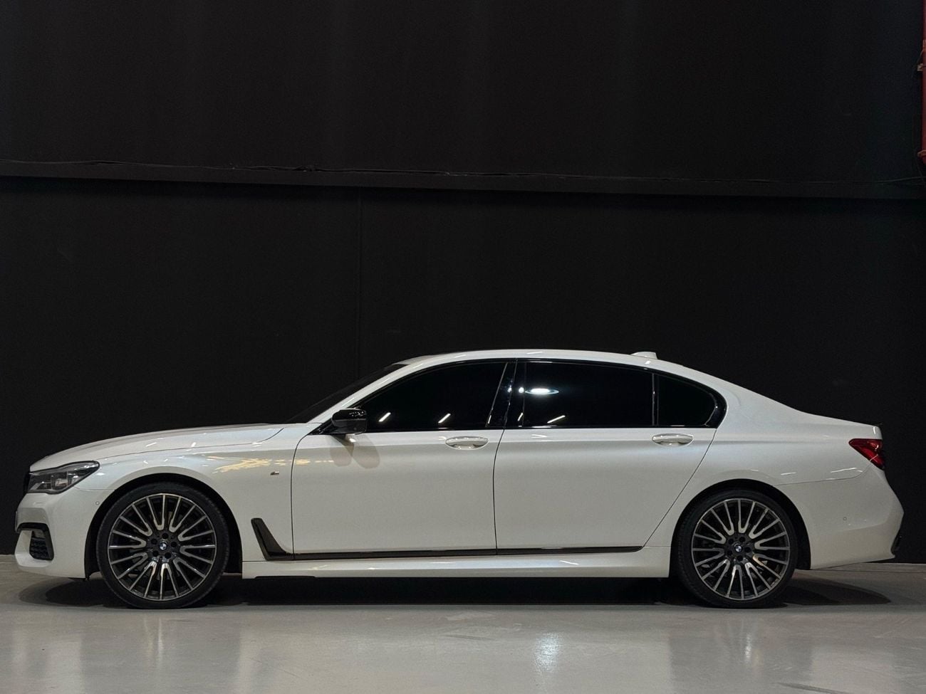 BMW 750Li XDRIVE M SPORT 2018 | GCC | 130,000 km | 90,000 AED
