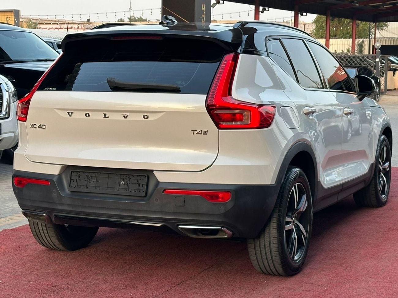 فولفو XC 40 R DESIGN فولفو XC40 T4 موديل 2020 بمواصفات خليجية، كروس أوفر فاخرة بتصميم رياضي وتجهيزات أمان وراحة متقدمة، م