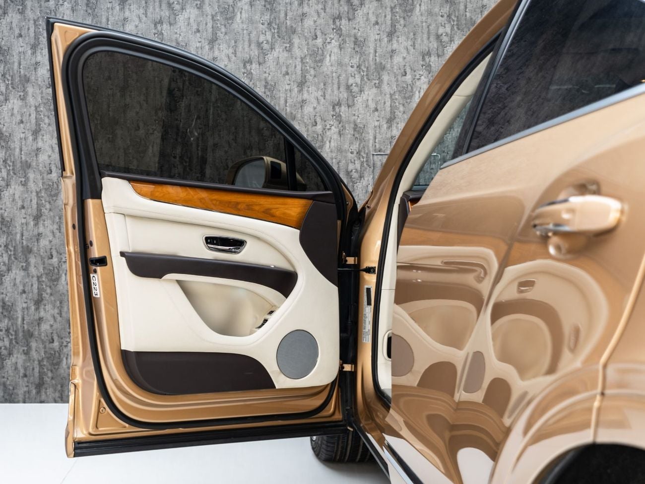 Bentley Bentayga STANDARD BUY NOW, PAY 2027 | THE BLACKLINE STANDARD | 2022 Bentley Bentayga, 4.0TC V8, 4WD, 542bhp, 8 Speed A