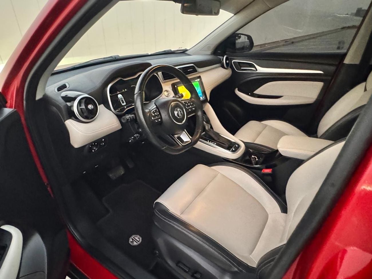 MG ZS LUX