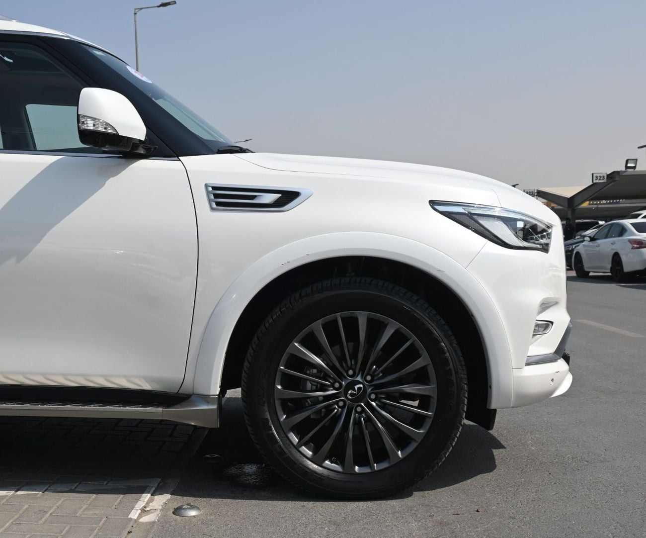 Infiniti QX80 LUXE SENSORY PROACTIVE BLACK EDITION