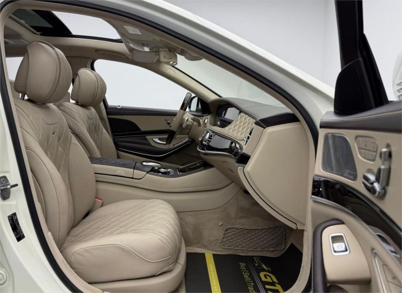 Mercedes Benz S560 STANDARD 2025 Land Rover Defender 90 HSE, Agency Warranty+Full Service History, Middle East Specs.