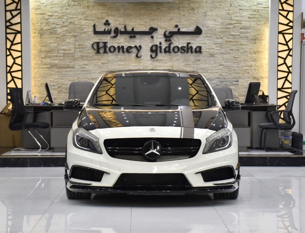 مرسيدس بنز A45 إيه إم جي عرض ممتاز لسيارة مرسيدس بنز A45 AMG 4Matic Edition 1 (موديل 2014) باللون الأبيض بمواصفات خليجية