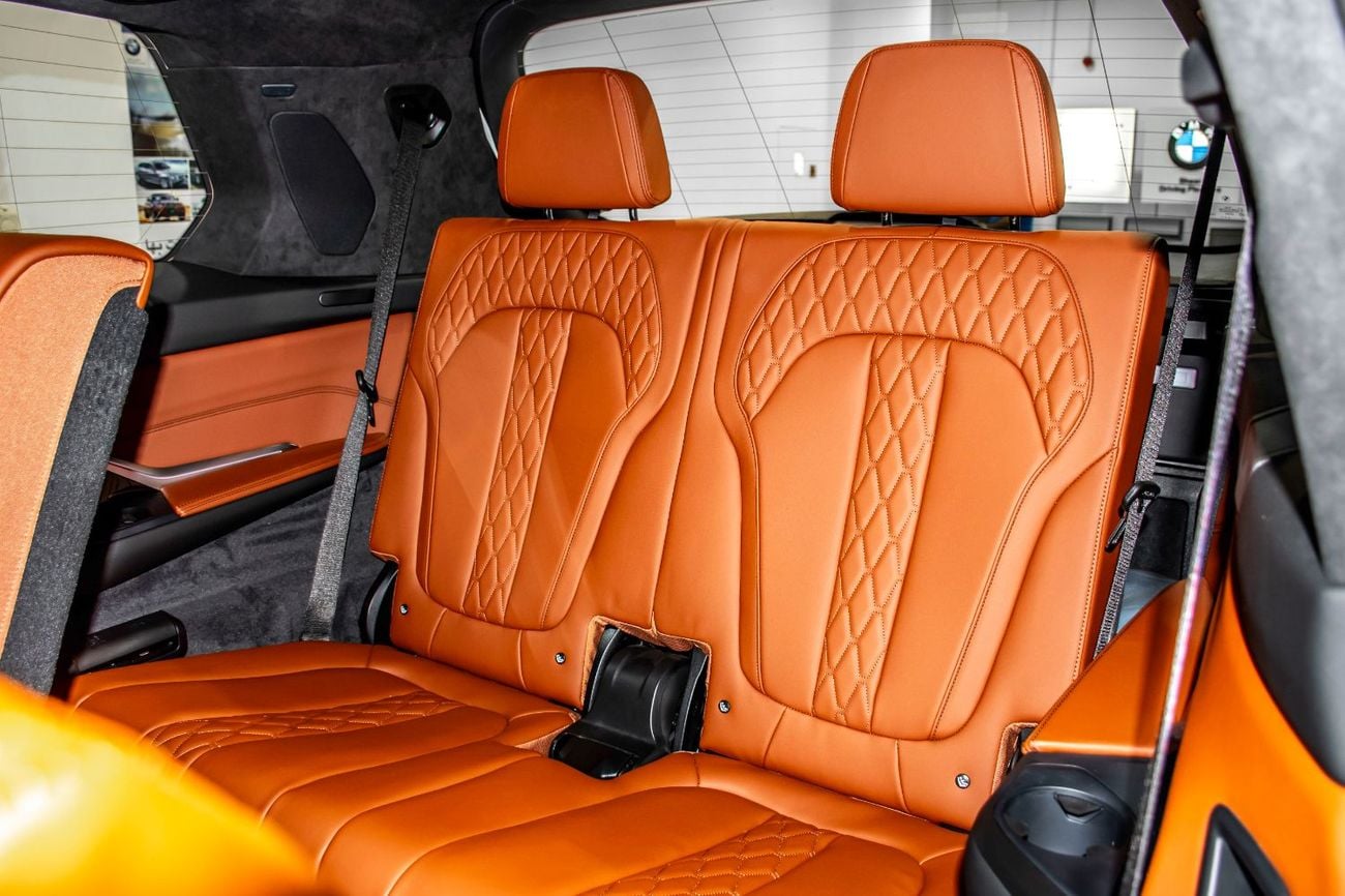 بي أم دبليو X7 XDRIVE40i لوكس M SPORT PACKAGE سيارة X7 xDrive40i الفاخرة مع باقة M الرياضية، 7 مقاعد