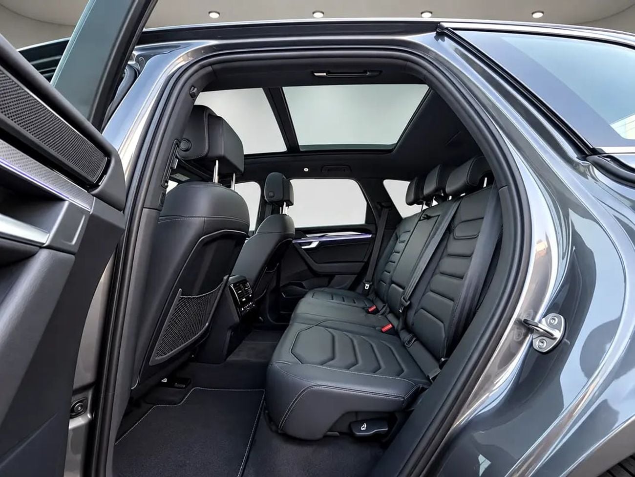 Volkswagen Touareg R-LINE | Full Option | Agency Waranty