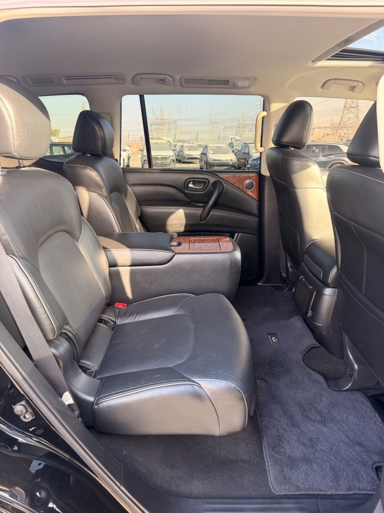 Infiniti QX80 LUXURY 4WD Full option
