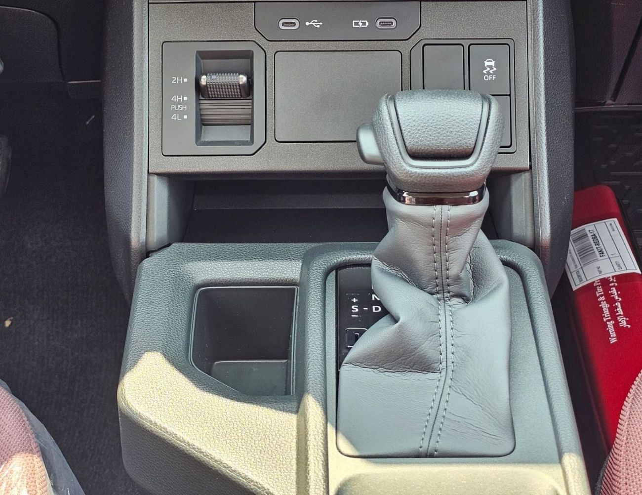Toyota Hilux HILUX TOYOTA HILUX PICK-UP BASIC DOUBLE CABIN || PETROL AT 2.7L V4 4WD | WHITE 2027