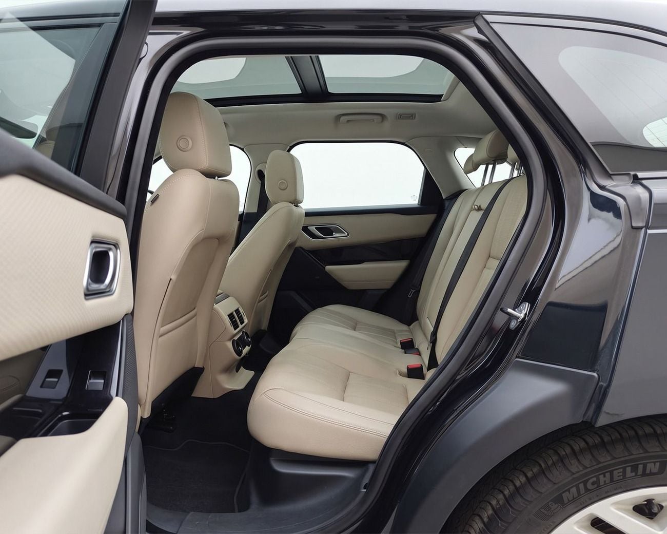 Land Rover Range Rover Velar R-DYNAMIC SE l P250 2022 | GCC Specs | 2 Keys | AED 2,127 / Monthly