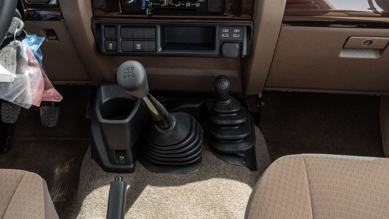 Toyota Land Cruiser 70 LC76 HT VXR Toyota Land Cruiser 4.0L MT Petrol (White-Brown) Basic