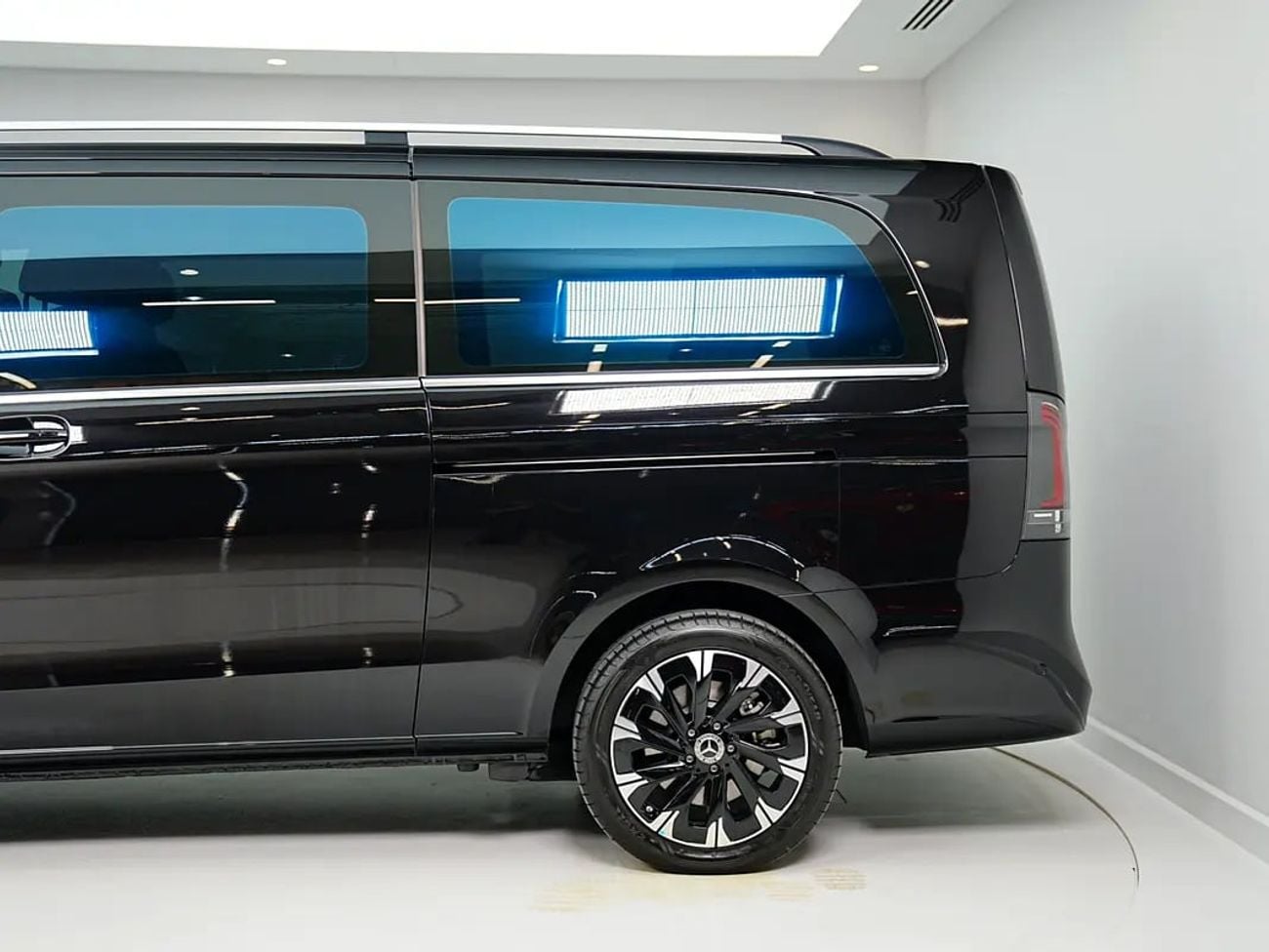 Mercedes Benz V300 AVANTGARDE Dealer WARRANTY | GCC specs | V300 AVANGARDE