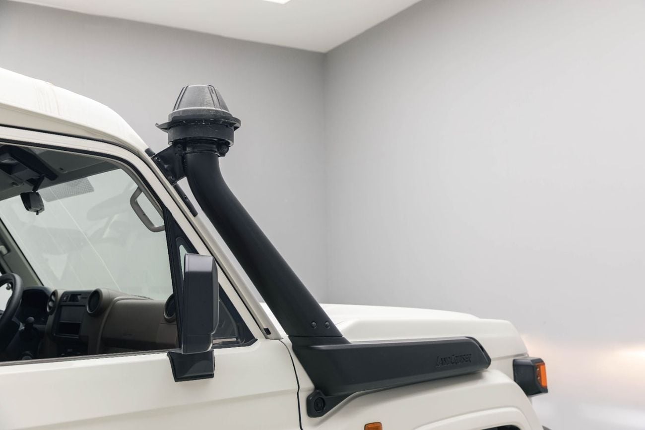 Toyota Land Cruiser 70 LC 78 HARDTOP 4.0L AT - White Inside Oak | Export Only