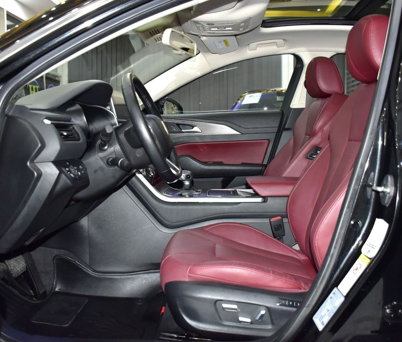 هونغشي H5 FLAGSHIP EXCELLENT DEAL for our Hongqi H5 (2022 Model) in Black Color GCC Specs