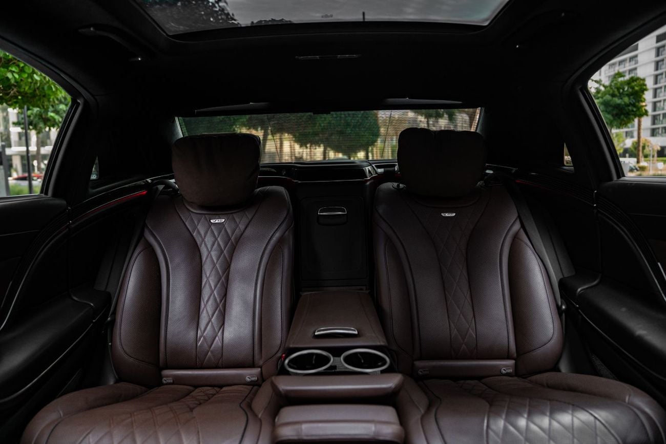 مرسيدس مايباخ S650 مايباخ V12 سيارة كاملة المواصفات، أوراقها سليمة، لم تتعرض لحوادث، خضعت لصيانة شاملة وجاهزة للانطلاق.