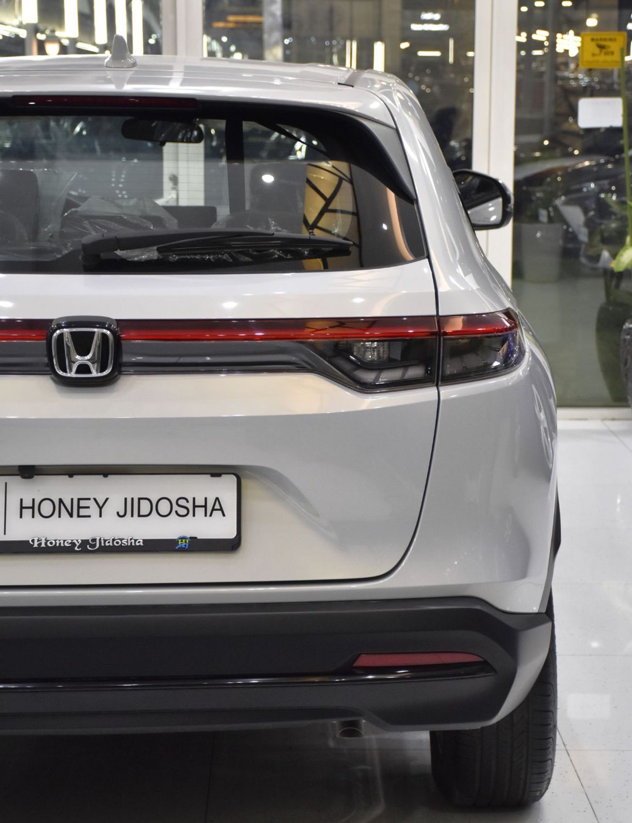 هوندا HRV LX عرض ممتاز على سيارة هوندا HR-V سعة 1.5 لتر (موديل 2025) باللون الفضي بمواصفات خليجية