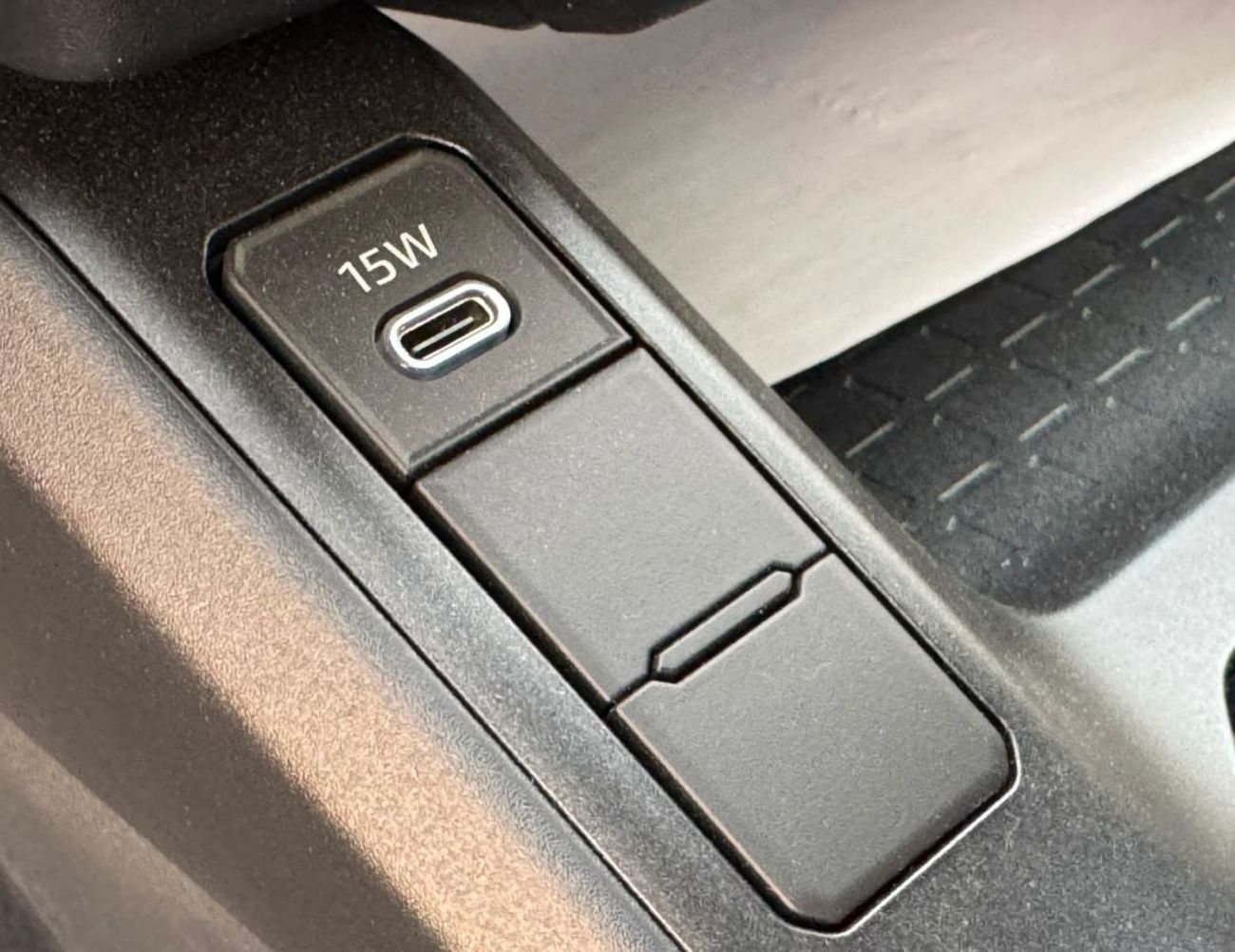 Toyota RAV4 XLE-G MID OPTION || 2.0L PETROL V4 / SUNROOF / DRIVER PWR SEAT / DVD+REAR CAMERA (CODE # RVPXLEO)