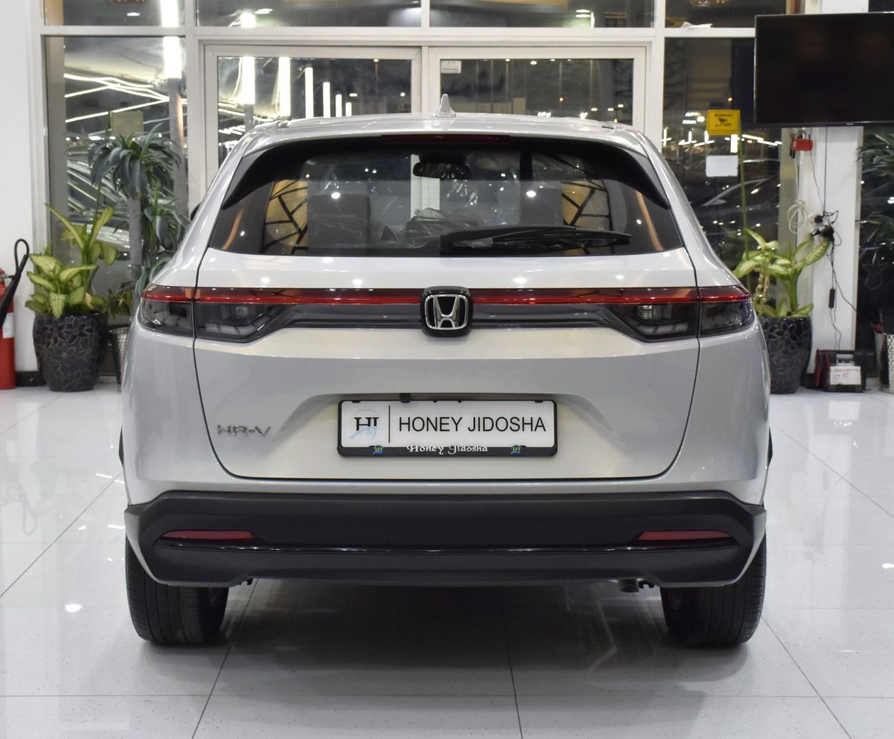 هوندا HRV LX عرض ممتاز على سيارة هوندا HR-V سعة 1.5 لتر (موديل 2025) باللون الفضي بمواصفات خليجية