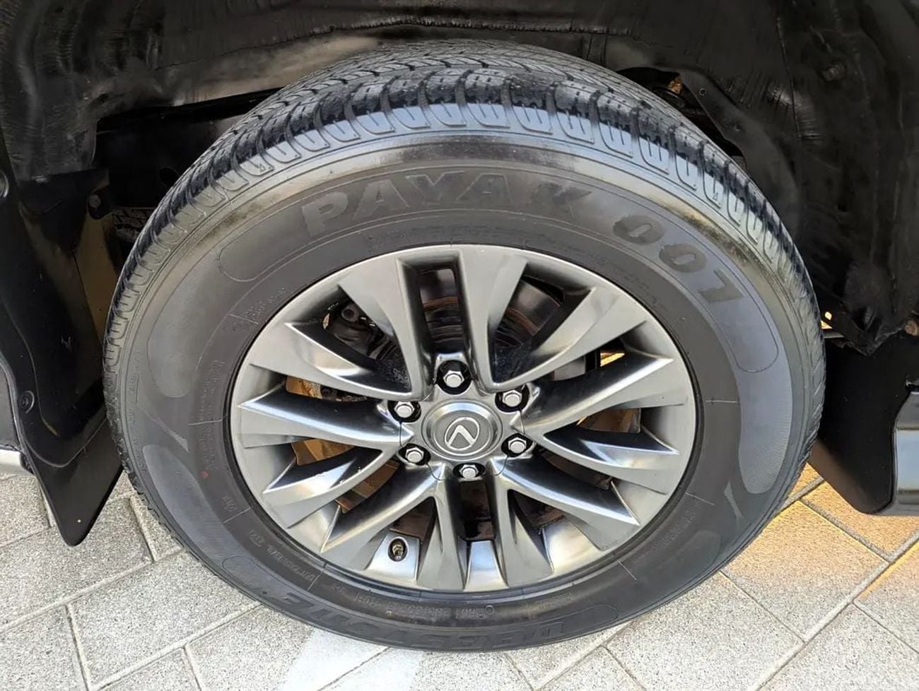 لكزس GX 460 بلاتينيوم سيارة موديل 2019 بمحرك V8 سعة 4.6 لتر، بمواصفات خليجية، بحالة داخلية وخارجية ممتازة.