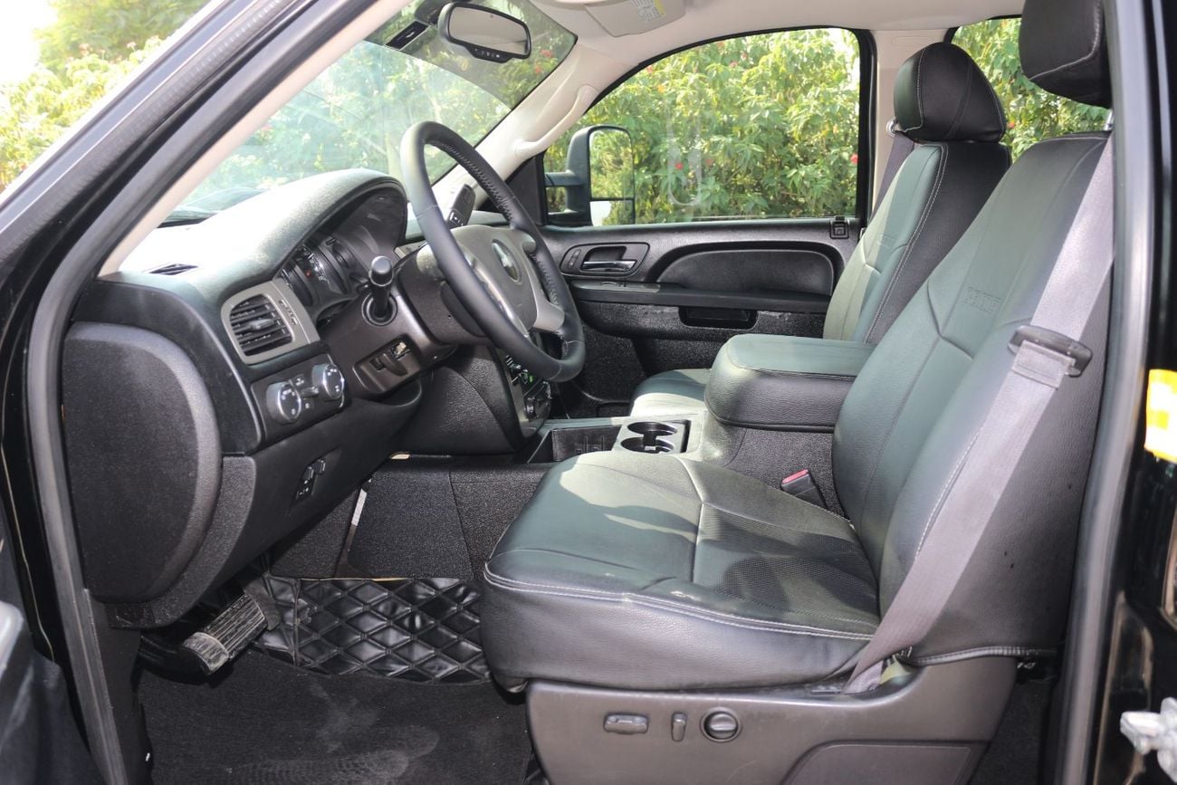 Chevrolet Silverado 3500 EXT/CAB Model 2013 Gulf space