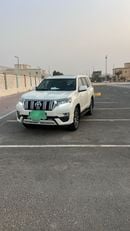تويوتا برادو VXR محرك بنزين V6 سعة 4.0 لتر، كامل المواصفات، لون أبيض، زر تشغيل، فتحة سقف، ناقل حركة أوتوماتيكي، مقاعد
