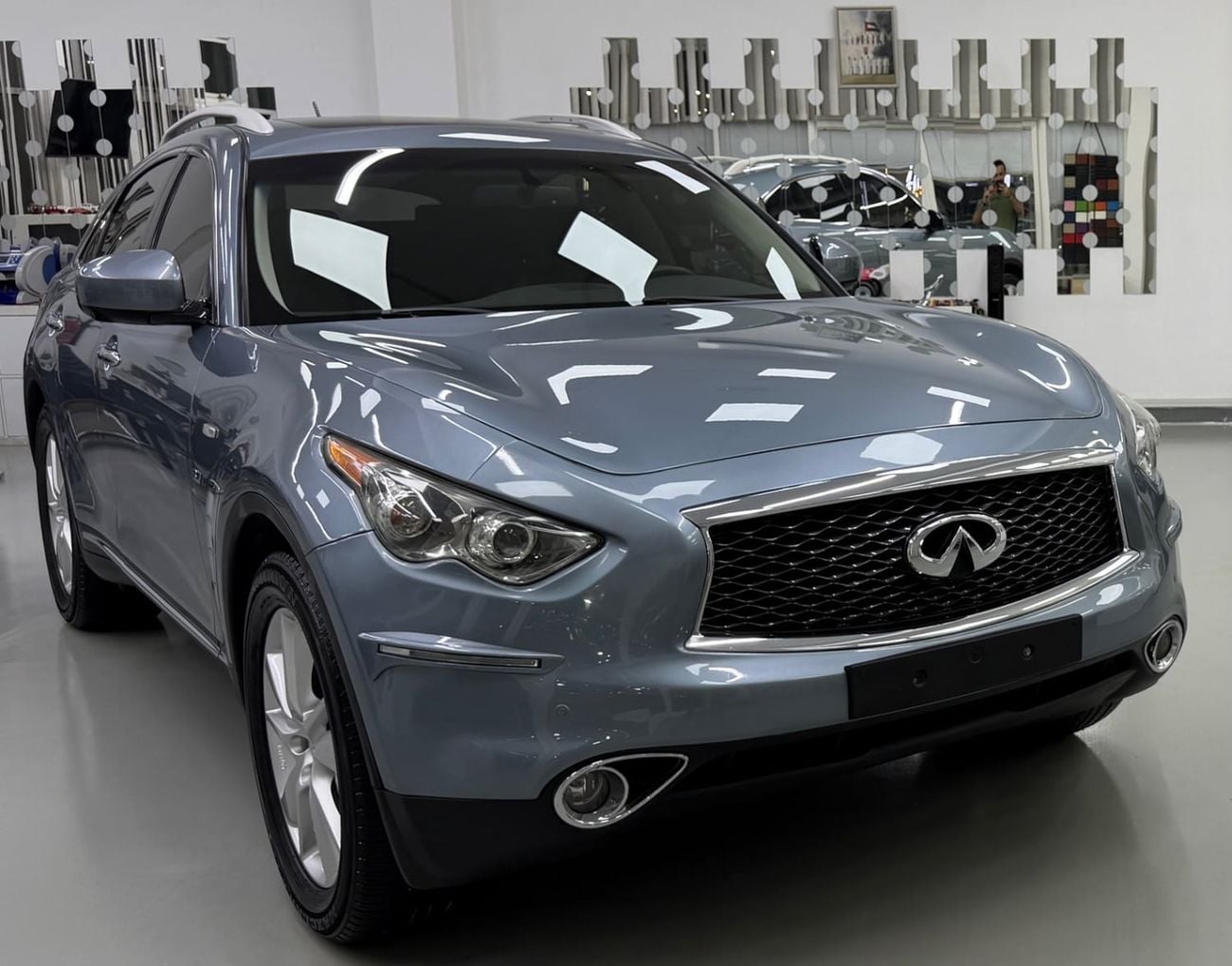 Infiniti QX70 LUXURY GCC .. Perfect condition .. V6 .. Top Range