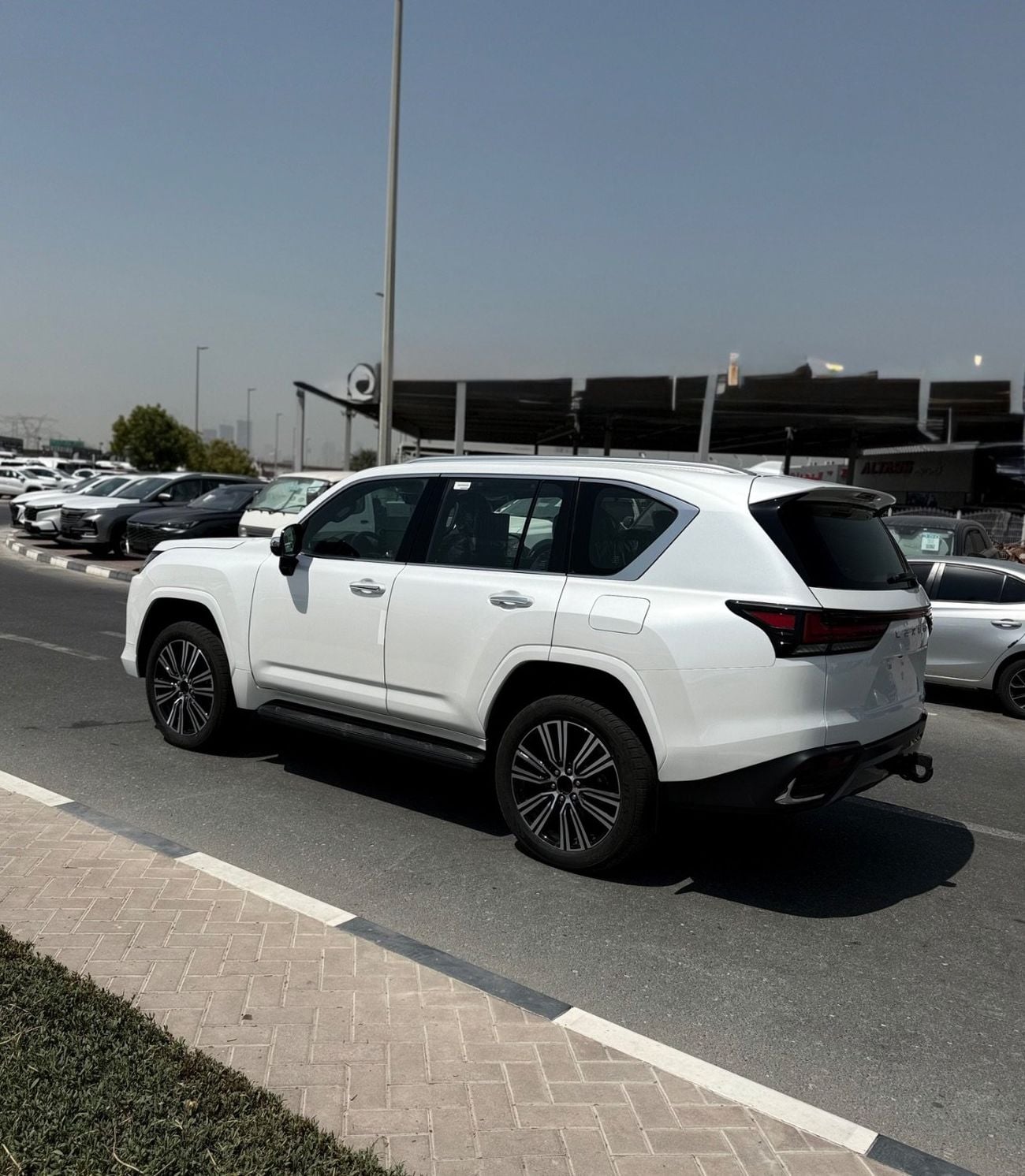 Lexus LX700h SIGNATURE LX700 3.5 Hybrid without Auto Park White Color with Black interior 2026 Model
