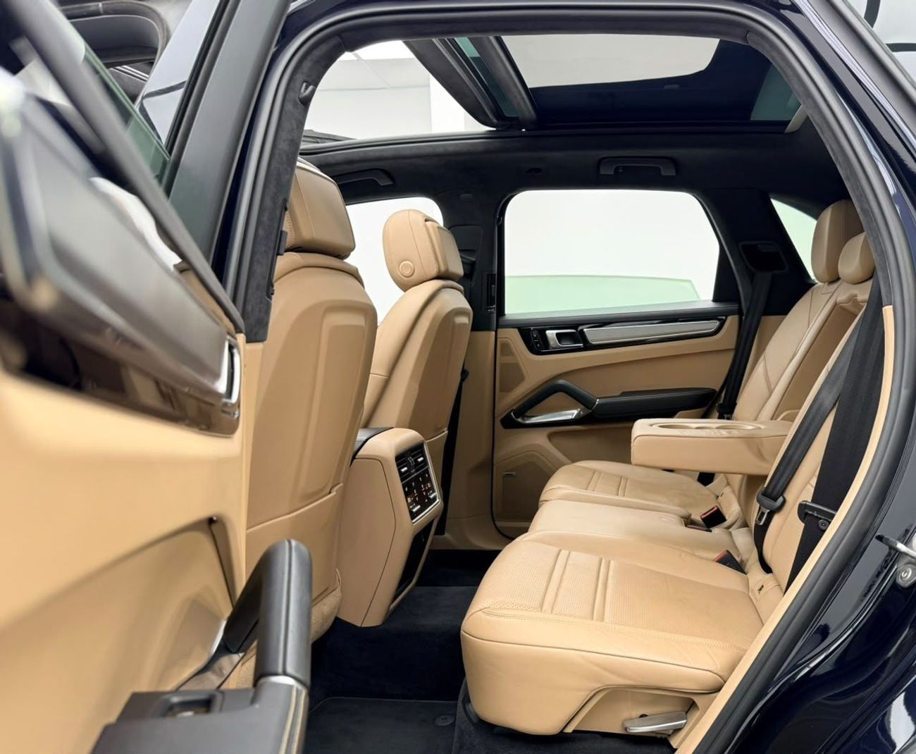 Porsche Cayenne TURBO 2018 Porsche Cayenne Turbo, Service History, Excellent Condition, GCC.