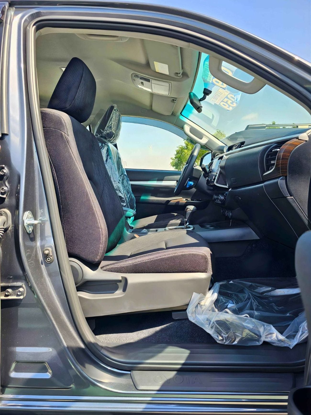 Toyota Hilux SR5 TRD || 4.0L PETROL V6 4WD | WOOD INTERIOR W VISOR | BLIND SPOT | DIFFLOCK | DVD+CAMERA | READY S