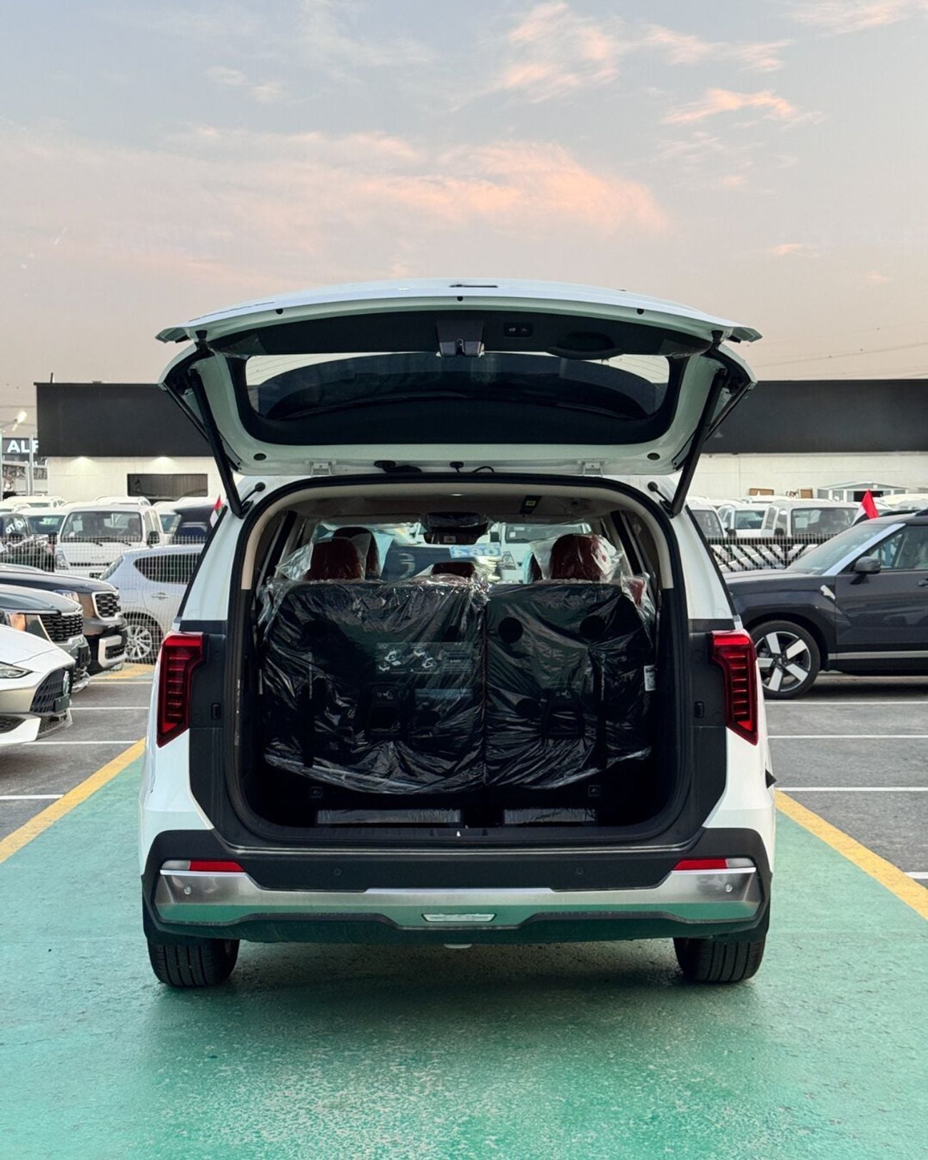 Kia Carnival KIA CARNIVAL 3.5L PETROL - GCC Specs 2027 MODEL - ( 2026 production date)