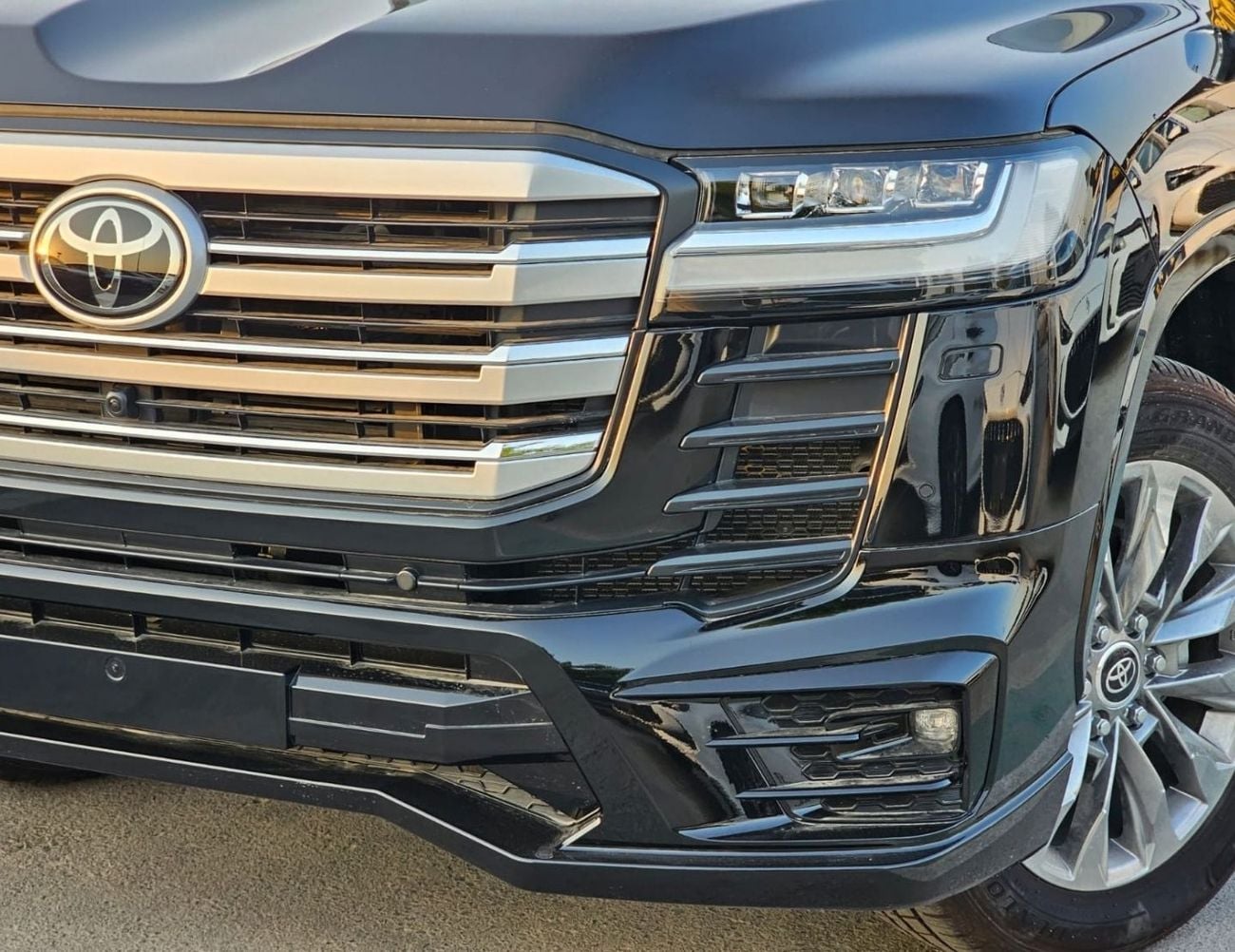 Toyota Land Cruiser VXR TWIN TURBO LC300 WITH AERO KIT || 3.5L PETROL V6 A/T 4WD | FULL OPTION (CODE # VXRSAA)