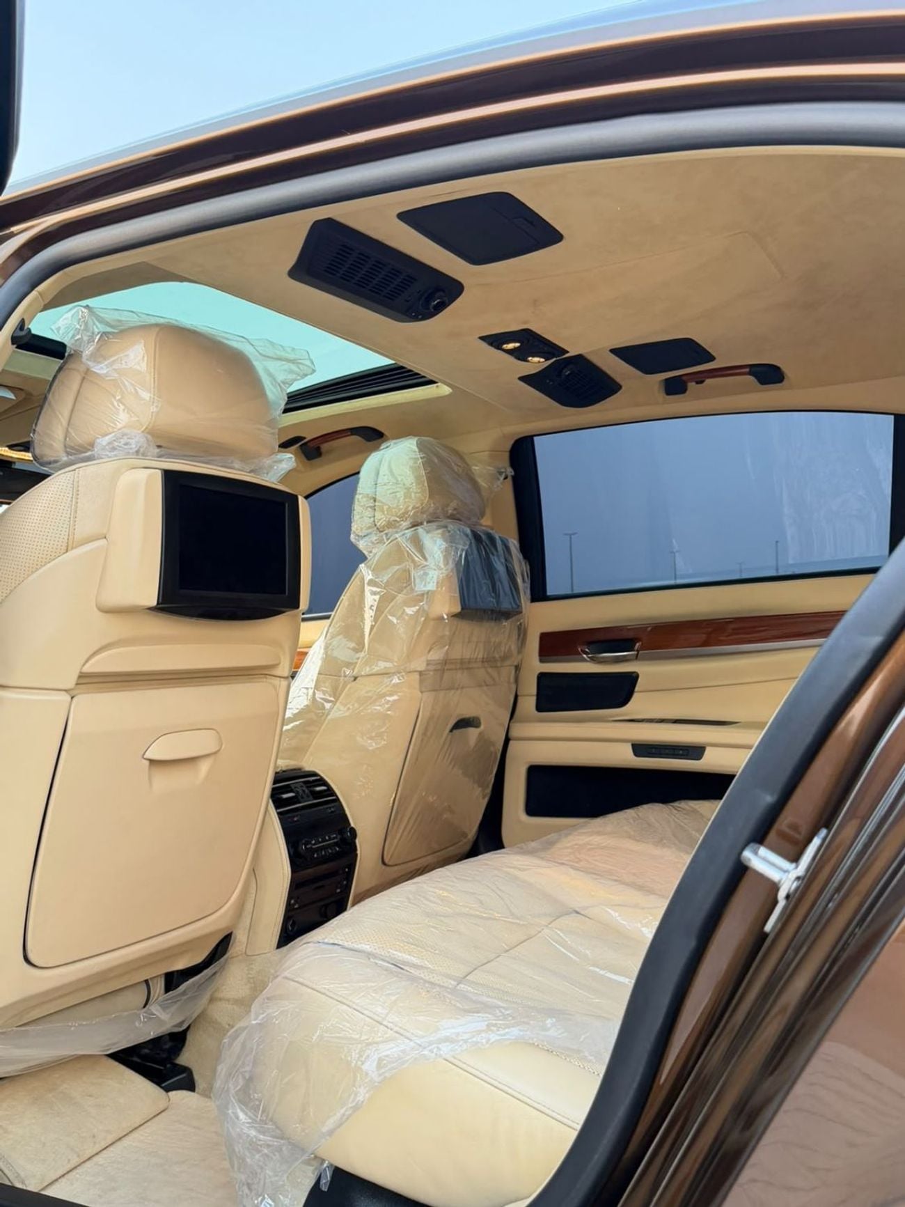 BMW 750Li EXCLUSIVE 4.4L V8 twin-turbo engine producing 407 hp, 8-speed