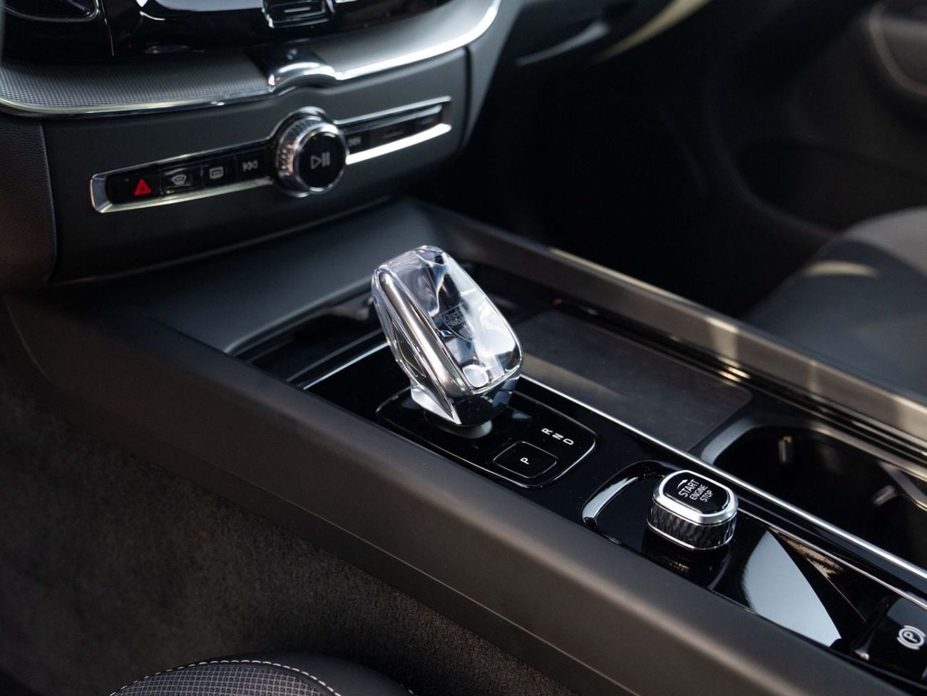 Volvo XC60 ULTIMATE DARK Volvo XC60 B5 2024 GCC specs