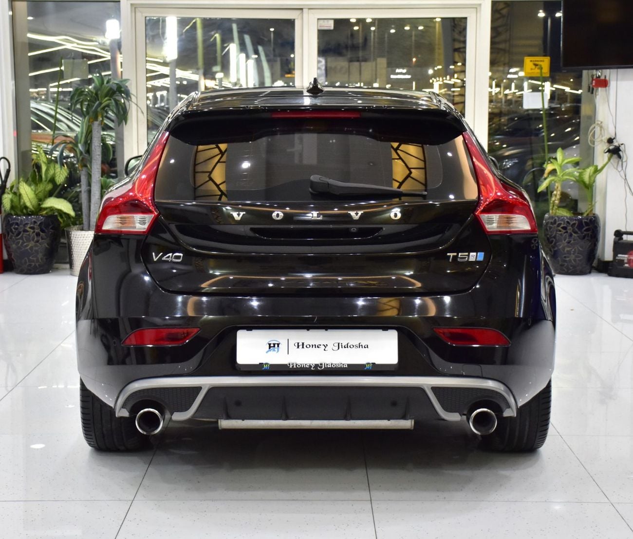 فولفو V40 R DESIGN EXCELLENT DEAL for our Volvo V40 T5 R-Design ( 2018 Model ) in Black Color GCC Specs