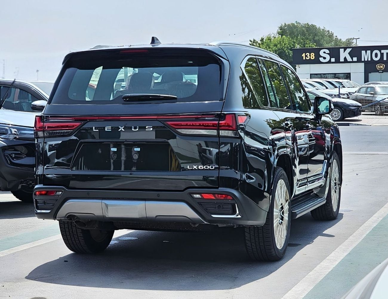 Lexus LX600 SIGNATURE || 3.5L V6 PETROL / RADAR / REAR ENTERTAINMENT SCREEN / HEADS UP DISPALY / COOL BOX (CODE