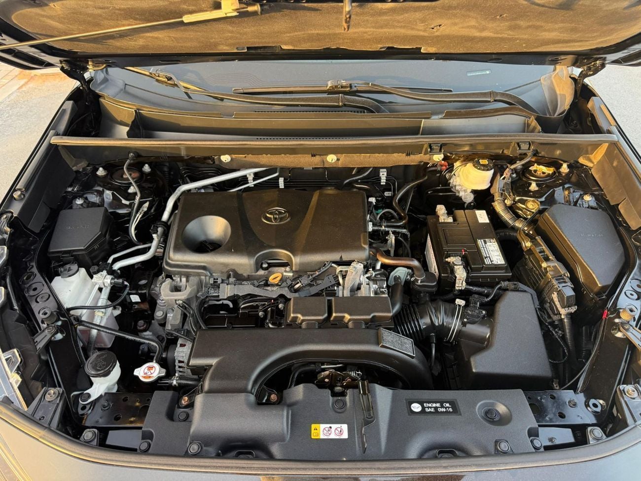 Toyota RAV4 LE AUTOMATIC PETROL SUV/CROSSOVER. ALL WHEEL DRIVE 5 SET CANADIAN SPECIFIC