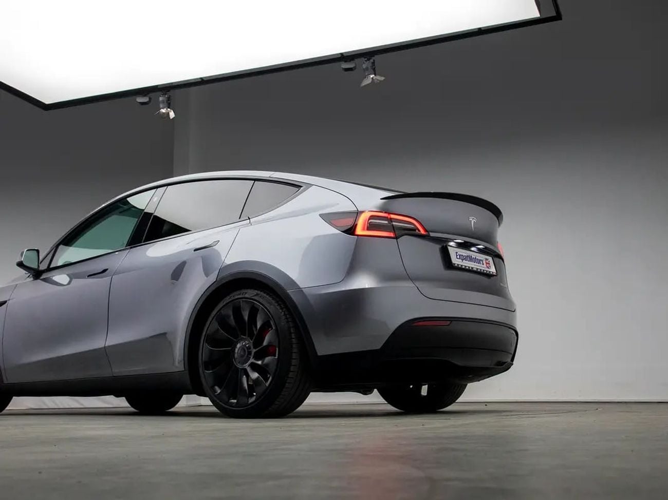 Tesla Model Y PERFORMANCE Dual Motor AWD • Warranty • GCC Spec