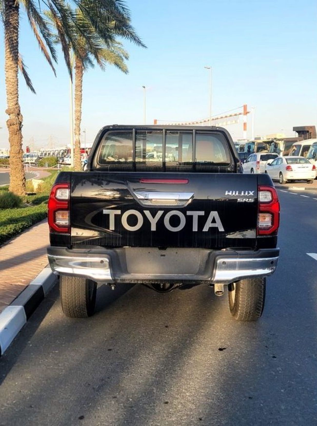 تويوتا هيلوكس SR5 4.0L V6 PETROL, DOUBLE CAB, 4WD, PUSH START, AUTOMATIC, MONITOR, MODEL 2024