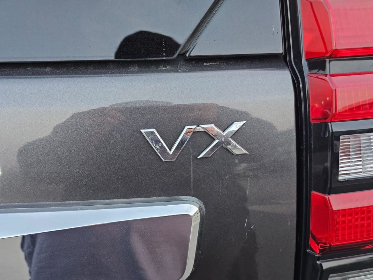 تويوتا برادو VX محرك ديزل V4 سعة 2.8 لتر 1GD-FTV، ناقل حركة أوتوماتيكي، دفع رباعي، 7 مقاعد، 5 أبواب