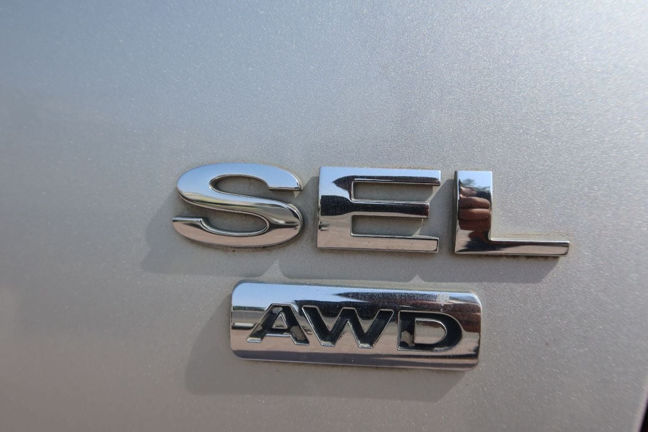 فورد إدج SEL فورد إيدج SEL موديل 2014، بمحرك V6 سعة 3.5 لتر ونظام دفع رباعي، لون فضي مع عجلات ألمنيوم سوداء وفضية