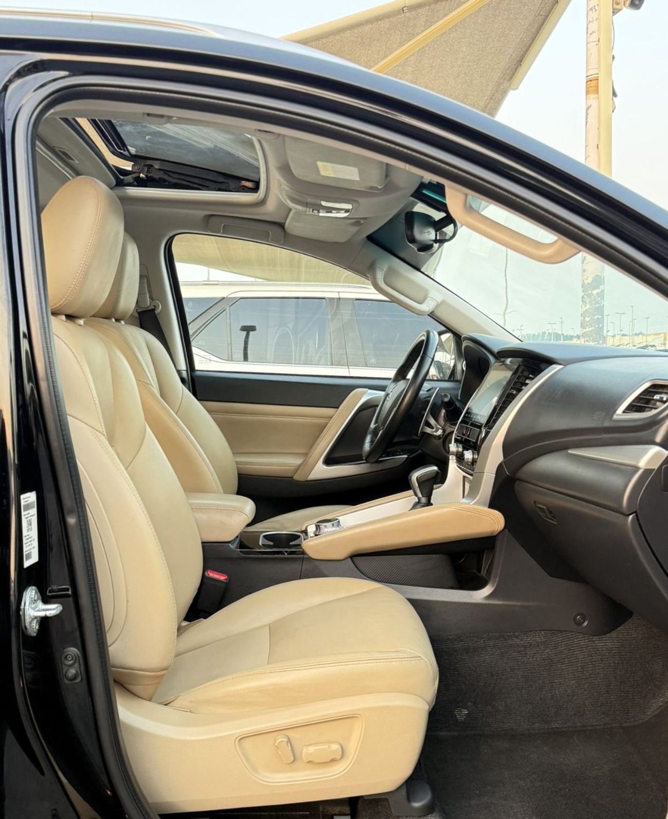 Mitsubishi Montero Sport GLS PREMIUM ACCIDENTS FREE - GCC - ORIGINAL PAINT - FULL OPTION - PERFECT CONDITION INSIDE OUT