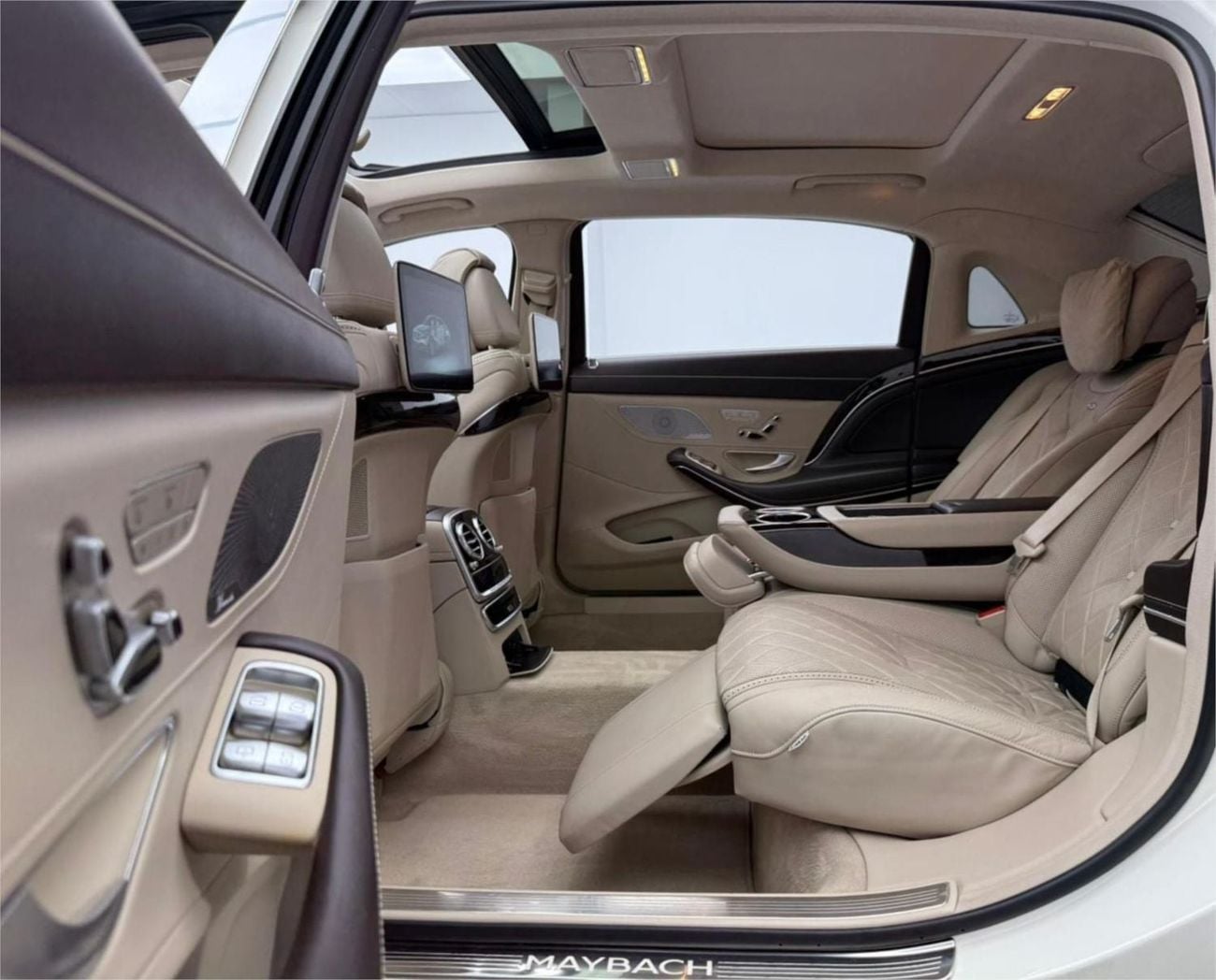 Mercedes Benz S560 STANDARD 2025 Land Rover Defender 90 HSE, Agency Warranty+Full Service History, Middle East Specs.