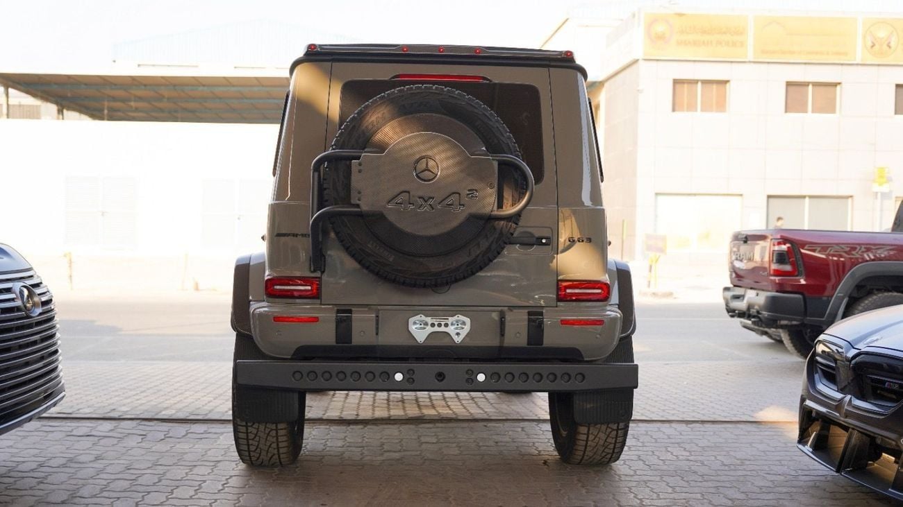 Mercedes Benz G 63 AMG 4X4² Engine & Performance • Engine Type: 4.0-liter V8 biturbo AMG-built engine.  • Horsepower: Approx