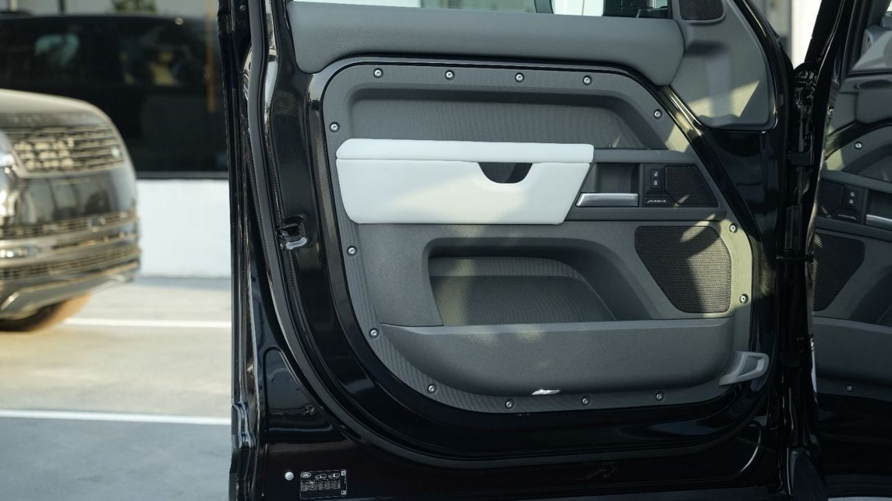 Land Rover Defender P400e X-DYNAMIC HSE Plug-in Hybrid Black-White 2026MY Export Only