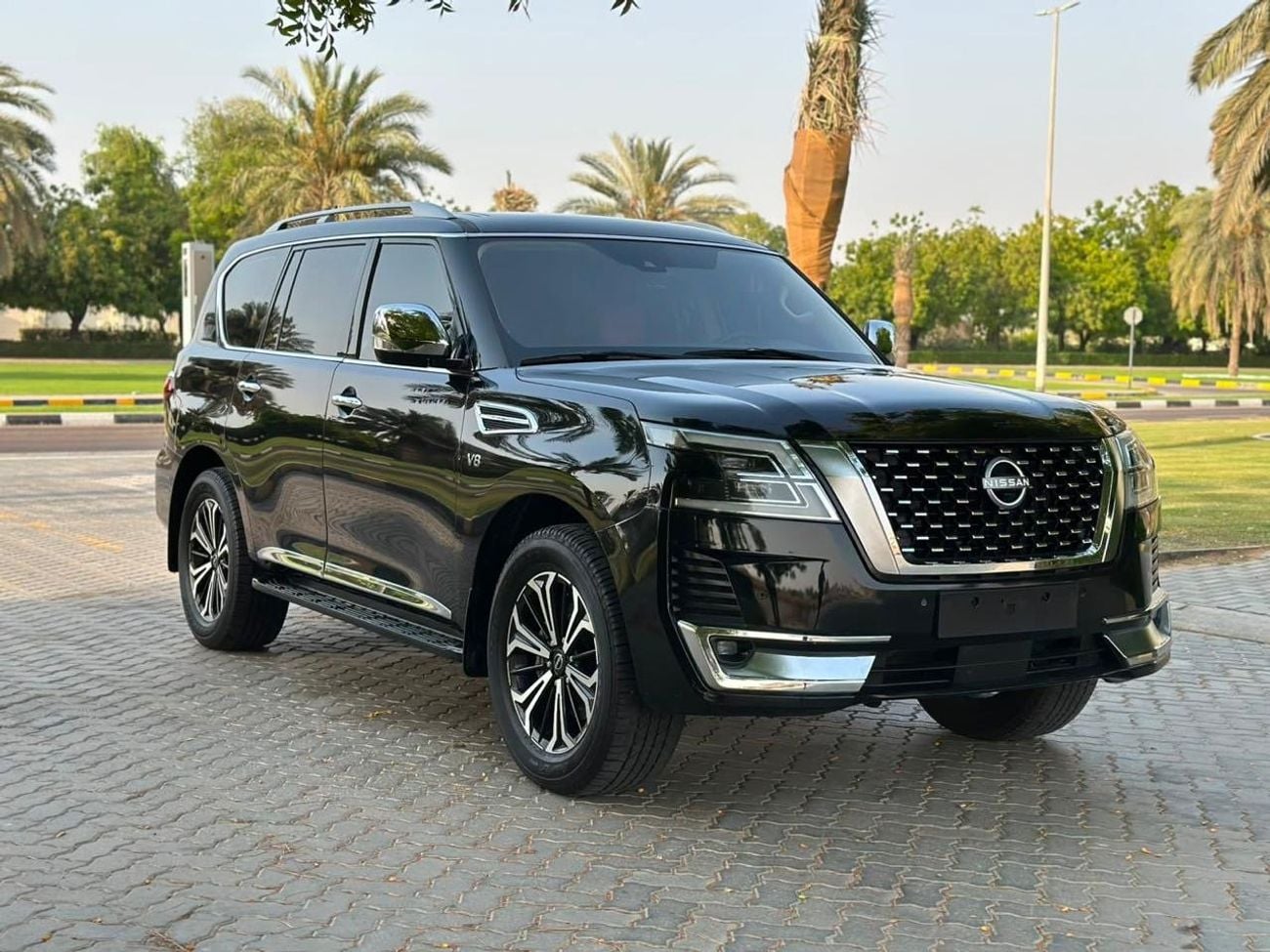 Nissan Patrol LE TITANIUM The large V8 engine