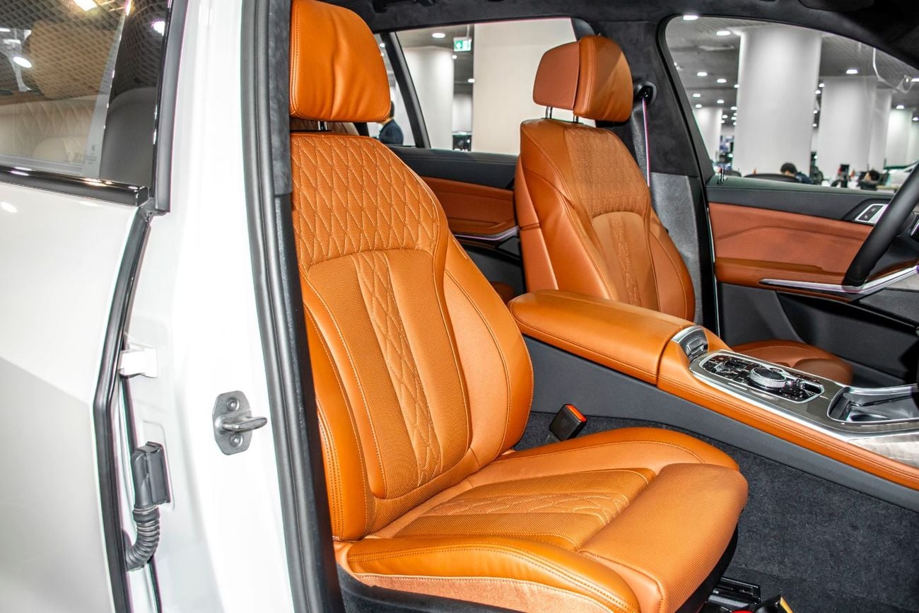 بي أم دبليو X7 XDRIVE40i لوكس M SPORT PACKAGE سيارة X7 xDrive40i الفاخرة مع باقة M الرياضية، 7 مقاعد