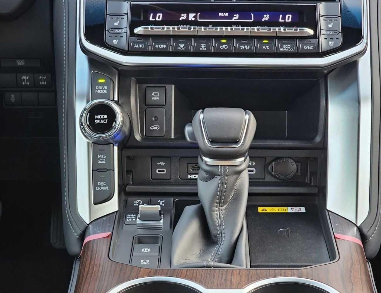 Toyota Land Cruiser VX TOYOTA LANDCRUISER LC300 VX TWIN TURBO || RADAR | JBL,BIG DVD, REAR ENTERTAINMENT | DIESEL AT 3.3L V