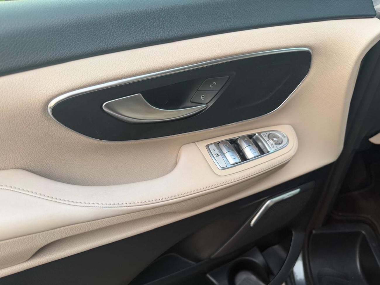 مرسيدس بنز V 250 AVANTGARDE/E MERCEDES BENZ V250 2023 GCC WITH SERVICE CONTRACT IN LOW MILEAGE FULL SERVICE HISTORY TWO KEYS