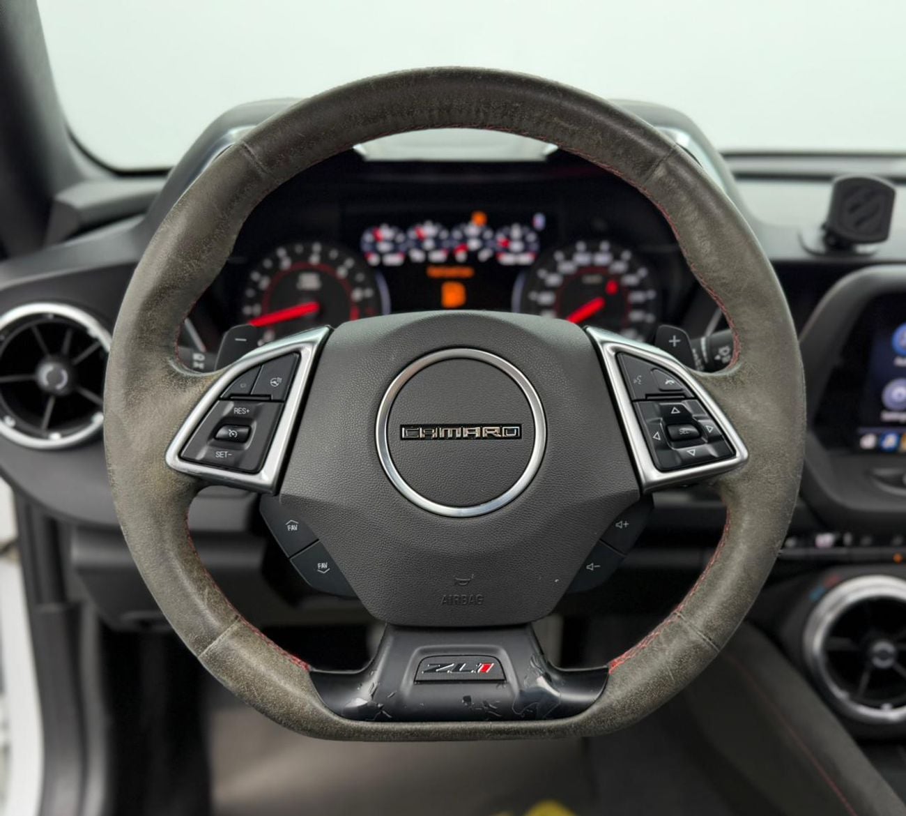 شيفروليه كامارو ZL1 CARBON FIBER شيفروليه كامارو ZL1 موديل 2020، ضمان شيفروليه ساري حتى أغسطس 2030، سجل صيانة كامل من شيفروليه، دول م